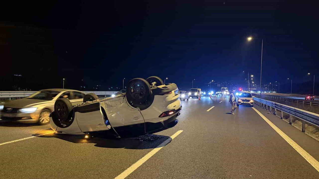 KUZEY MARMARA OTOYOLU SAKARYA VE KOCAELİ SINIRINDA OTOMOBİLLE ÇARPIŞAN SUV TARZI TAKLA ATARAK...