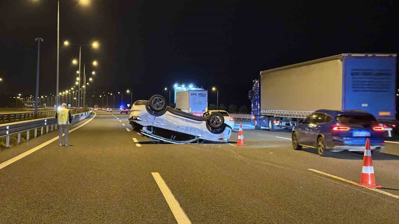 KUZEY MARMARA OTOYOLU SAKARYA VE KOCAELİ SINIRINDA OTOMOBİLLE ÇARPIŞAN SUV TARZI TAKLA ATARAK...