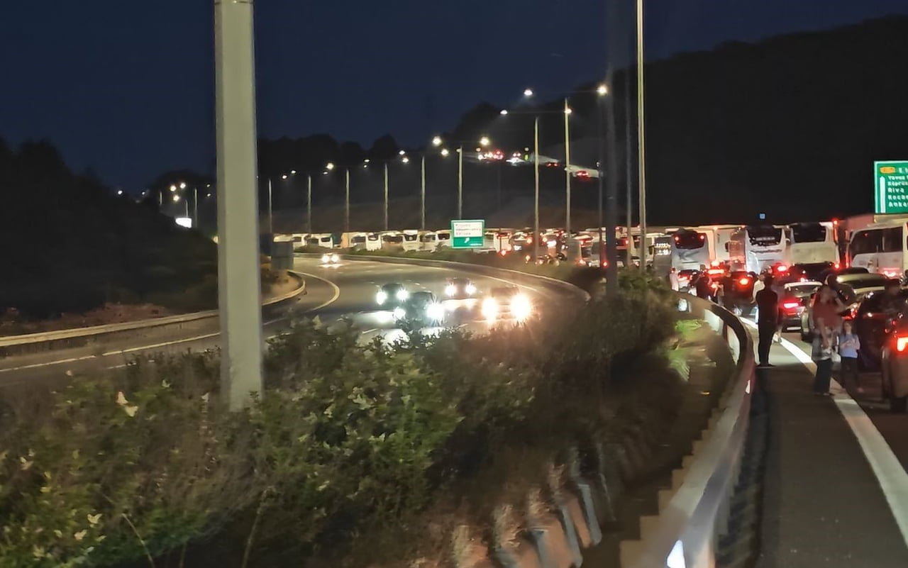 KUZEY MARMARA OTOYOLU YAVUZ SULTAN SELİM KÖPRÜSÜ YAKINLARINDA KAMYONUN ÇAPTIĞI TABELA YOLA...