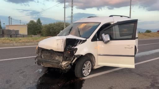 Lastiği patlayan araç refüjdeki direği devirdi: 1 yaralı