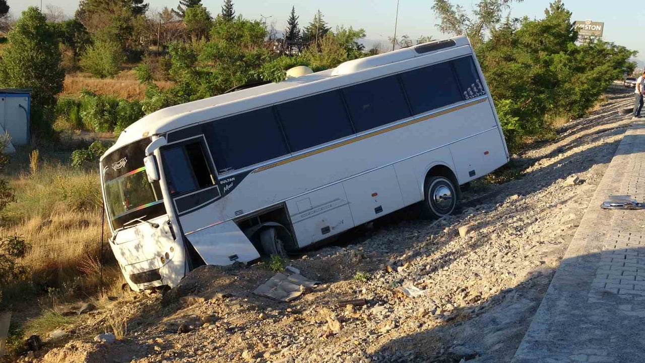 LASTİĞİ PATLAYAN SERVİS ARACI ŞARAMPOLE DEVRİLDİ: 5 YARALI