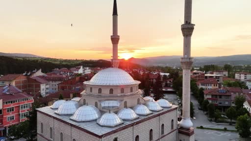 Leylekler gün batımını cami kubbesinde karşıladı, mest eden anlar böyle görüntülendi