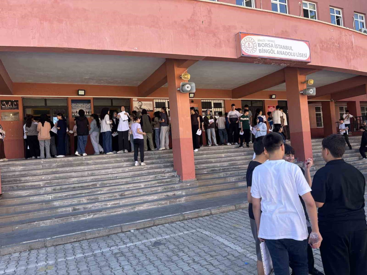 LGS KAPSAMINDAKİ MERKEZİ SINAV İÇİN BİNGÖL’DE ÖĞRENCİLER VE AİLELERİ HEYECAN DOLU ANLAR...