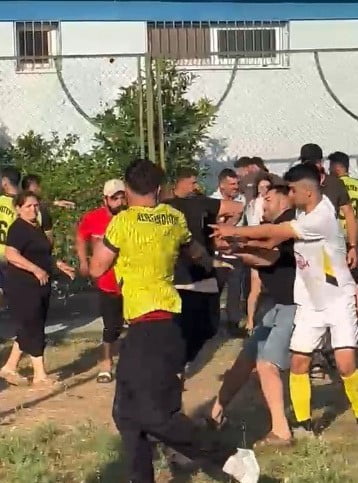 MAÇIN BİTİŞ DÜDÜĞÜNÜN ARDINDAN İKİ TAKIM TARAFTARLARI ARASINDA TARTIŞMA YAŞANDI. KISA SÜREDE...