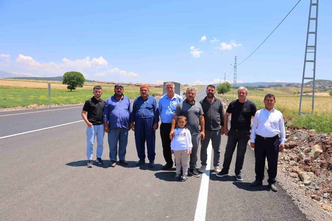MAHALLE SAKİNLERİ, YOLUN KALİTESİNE DİKKAT ÇEKEREK YAPILAN ÇALIŞMAYI ÖVDÜ.