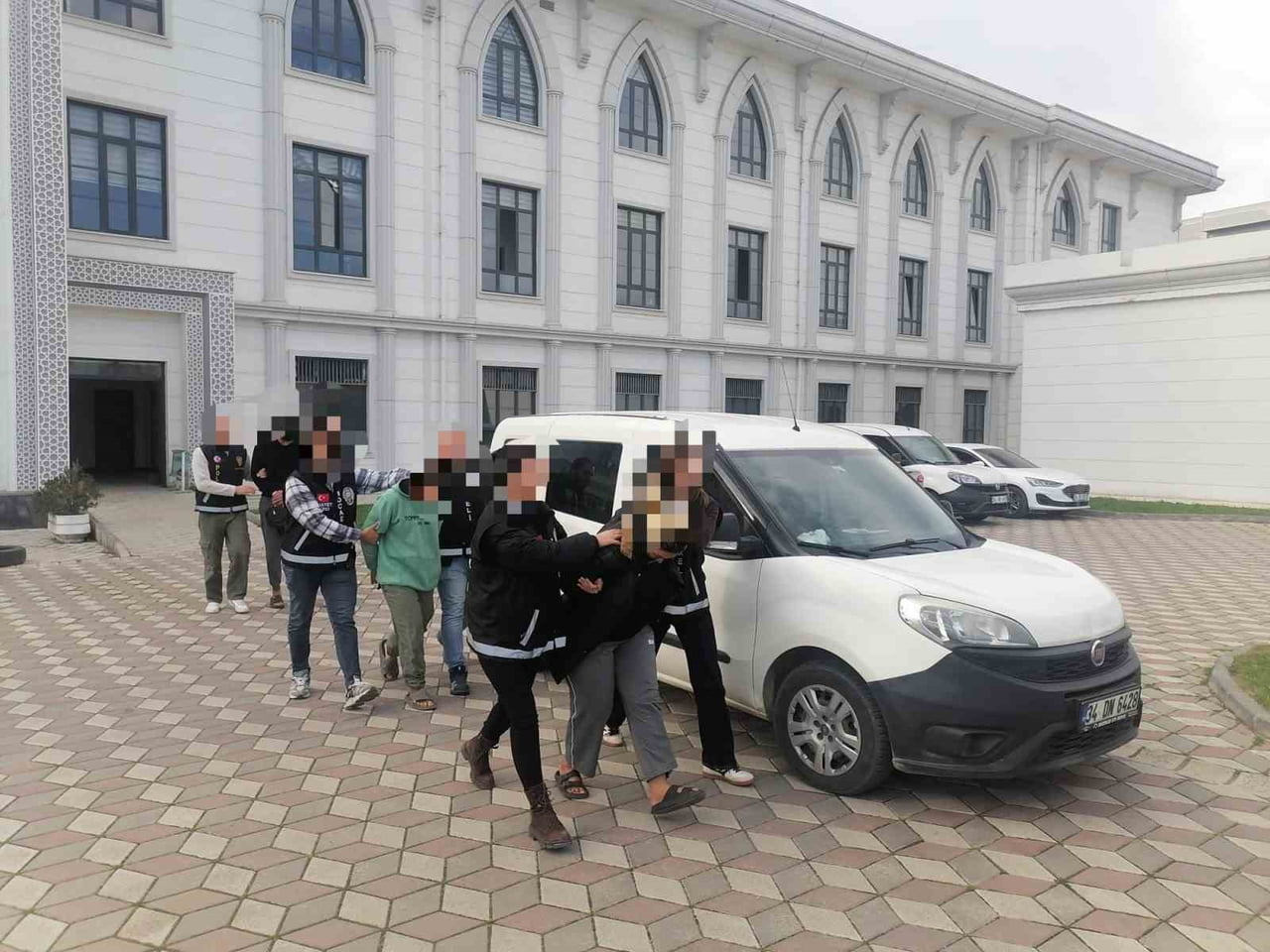 MAHKEME, TUTUKLU SANIKLARDAN BİRİNİN TAHLİYESİNE, CİNAYETLE YARGILANAN SANIĞIN İSE TUTUKLULUĞUNUN...