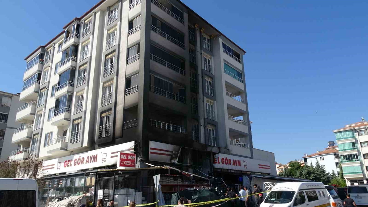 MALATYA'DA AVM’DE ÇIKAN YANGIN KORKUTTU