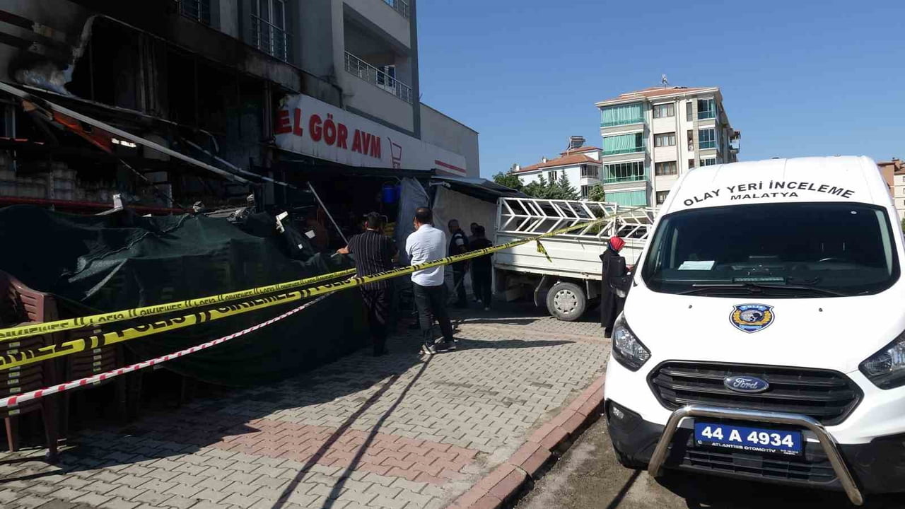 MALATYA'DA AVM’DE ÇIKAN YANGIN KORKUTTU