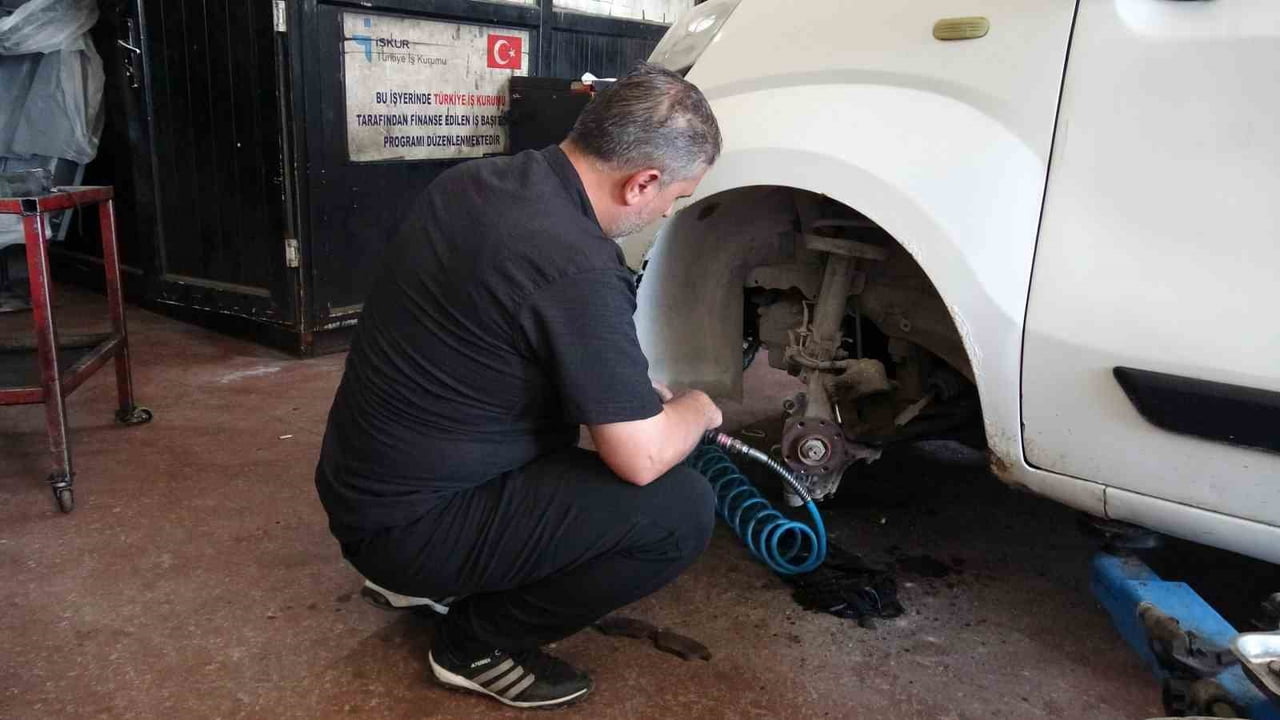 MALATYA'DA BAKIM İÇİN SANAYİYE GETİRİLEN BİR OTOMOBİLİN BALATA DEĞİŞİMİ SIRASINDA SÖKÜLEN...