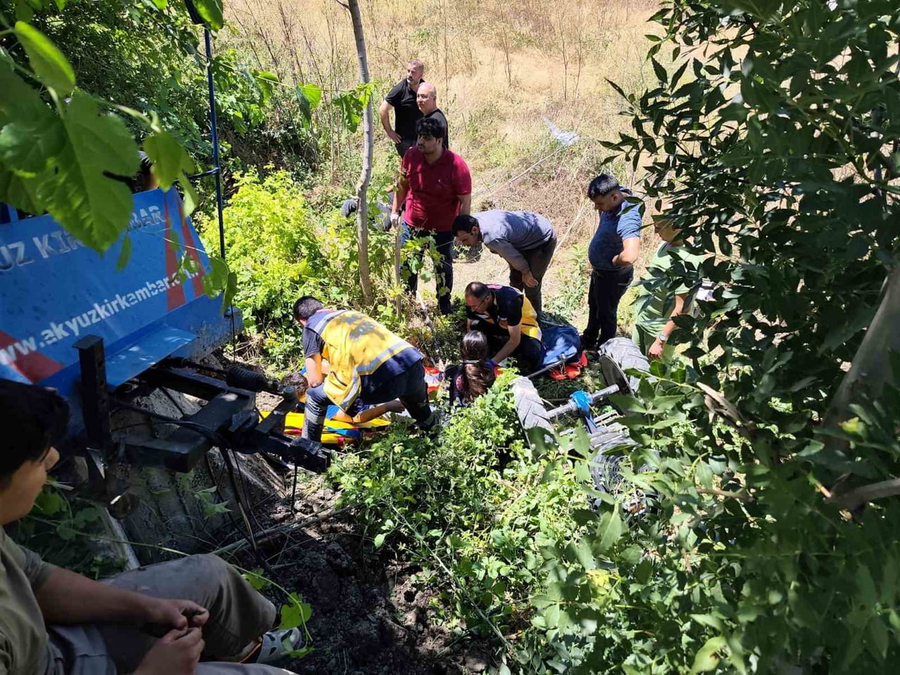 MALATYA'DA ÇAPA MOTORU DEREYE DEVRİLDİ: 3 YARALI