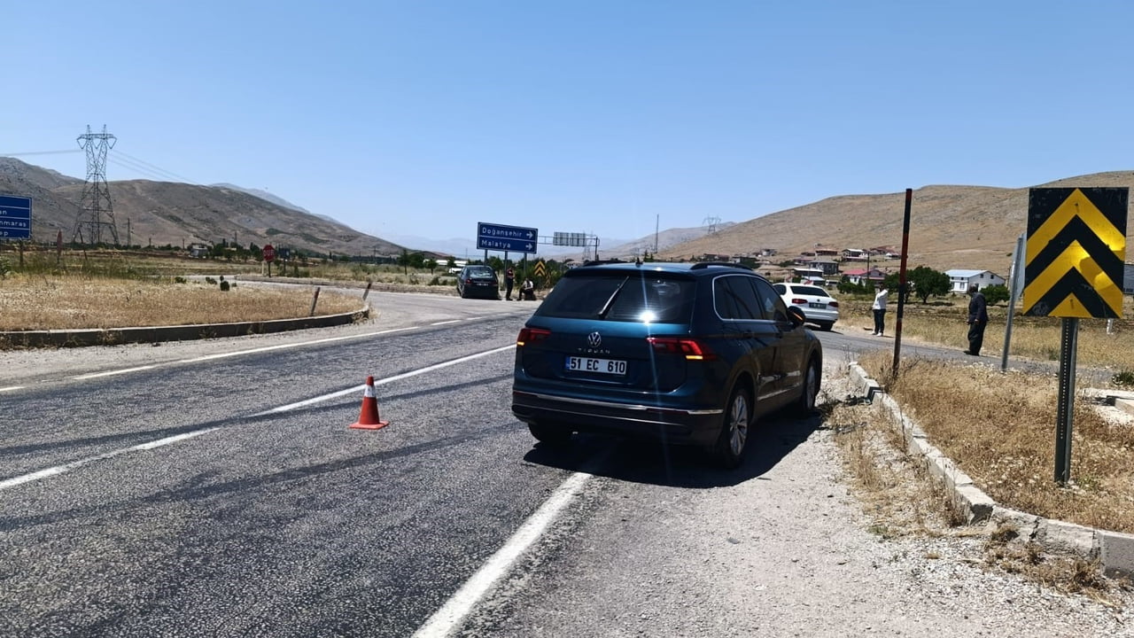 MALATYA'DA İKİ ARACIN KARIŞTIĞI TRAFİK KAZASINDA 2 KİŞİ YARALANDI.