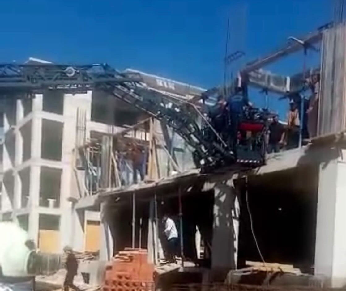 MALATYA'DA İNŞAATTAN DÜŞEREK YARALANAN İŞÇİ, İTFAİYE EKİPLERİNİN MÜDAHALESİYLE KURTARILARAK...