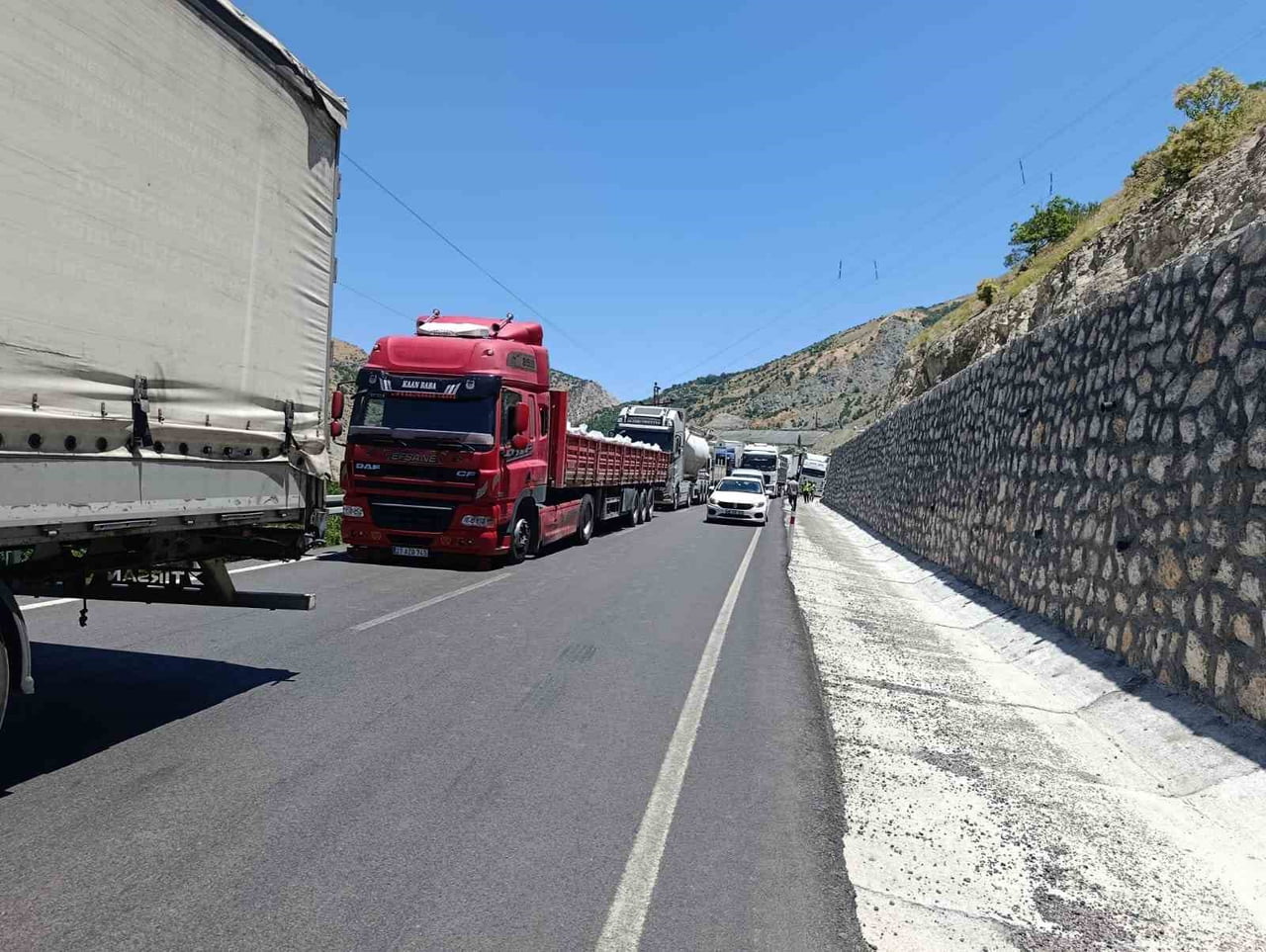 MALATYA'DA KONTROLDEN ÇIKAN ÇEKİCİ, BARİYERLERE ÇARPARAK ASKIDA KALDI