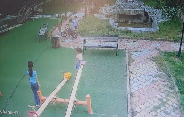 MALATYA'DA OKULDA OKUNAN İSTİKLAL MARŞI'NI DUYAN ÇOCUKLAR, OYUNLARINI BIRAKARAK HAZIR OLA GEÇTİ....