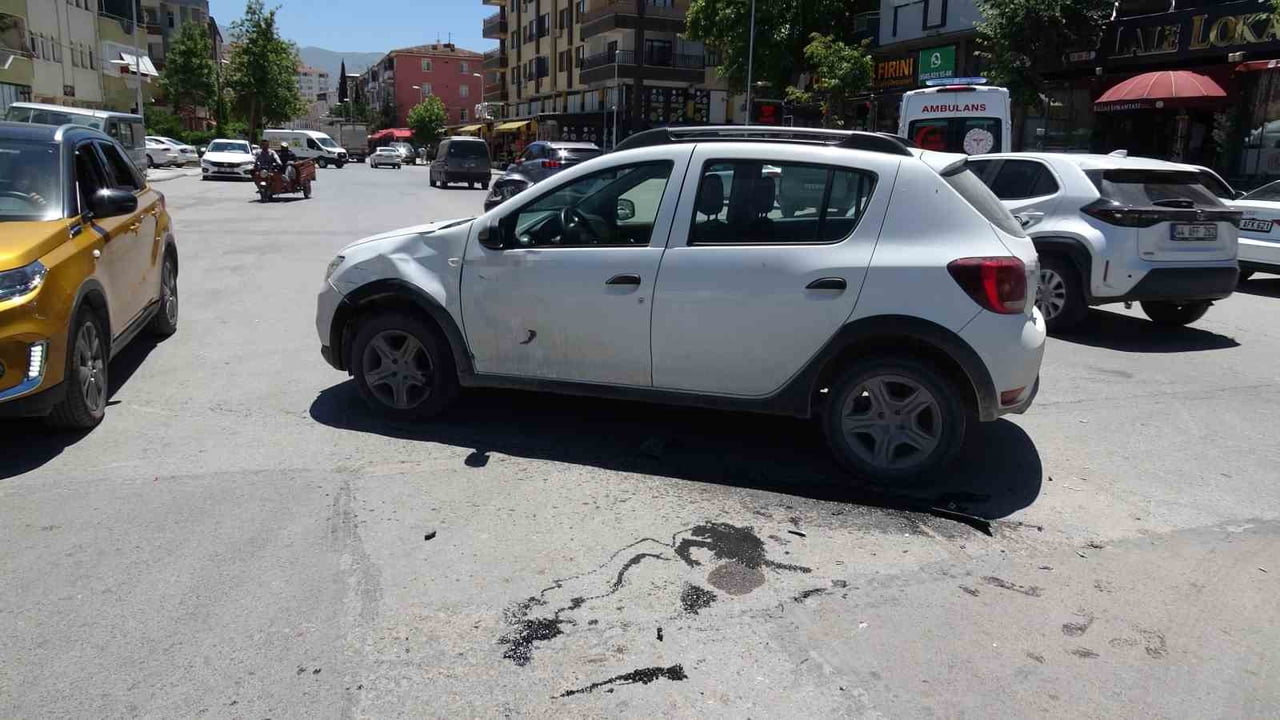 MALATYA'DA OTOMOBİL İLE MOTOSİKLETİN ÇARPIŞTIĞI TRAFİK KAZASINDA 1 KİŞİ YARALANDI.