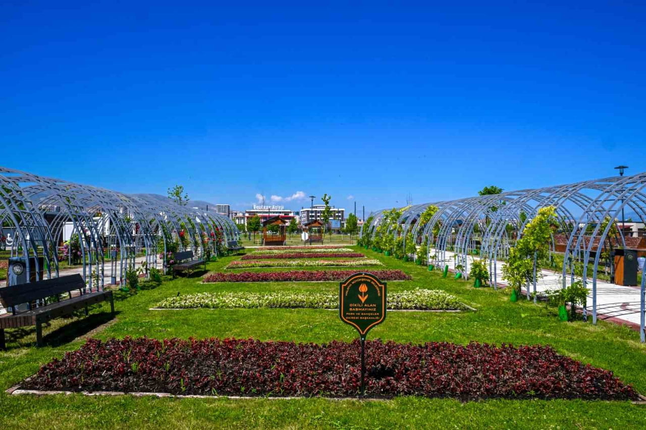 MALATYA'DA PARK VE KAVŞAKLAR ÇİÇEKLERLE SÜSLENDİ