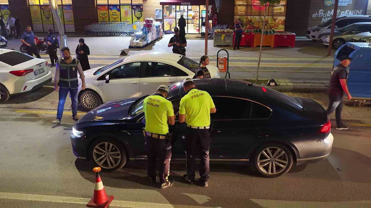 MALATYA'DA POLİS EKİPLERİNCE 13 İLÇEDE EŞ ZAMANLI GERÇEKLEŞTİRİLEN "HUZUR 44" UYGULAMASINDA 2 BİN...