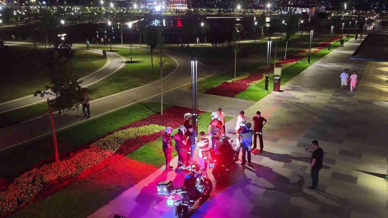 MALATYA'DA POLİS EKİPLERİNCE 13 İLÇEDE EŞ ZAMANLI GERÇEKLEŞTİRİLEN "HUZUR 44" UYGULAMASINDA 2 BİN...