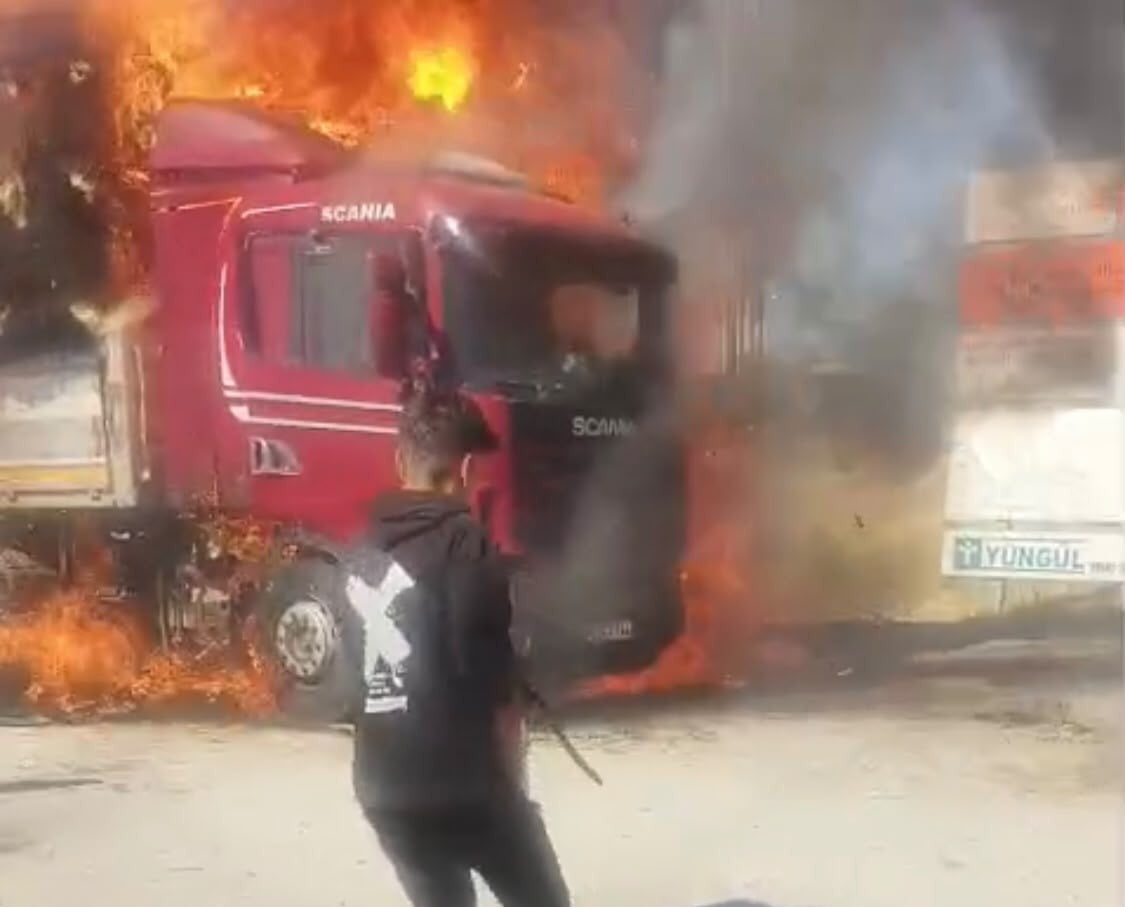 MALATYA'DA SAMAN YÜKLÜ TIR ALEV ALEV YANDI