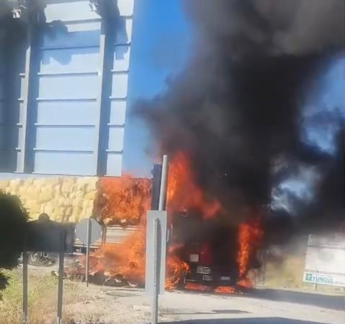 MALATYA'DA SAMAN YÜKLÜ TIR ALEV ALEV YANDI