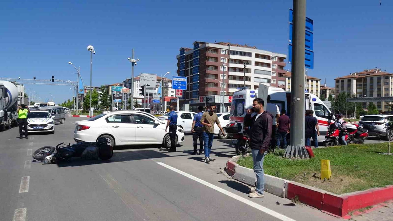 MALATYA'DA SİVİL POLİS ARACI İLE MOTOSİKLETİN ÇARPIŞTIĞI TRAFİK KAZASINDA MOTOSİKLET SÜRÜCÜSÜ...