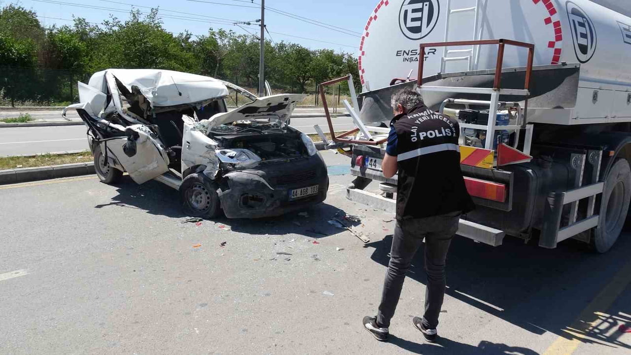 MALATYA'DA SU TANKERİNE ÇARPAN ARACIN SÜRÜCÜSÜ AĞIR YARALANDI
