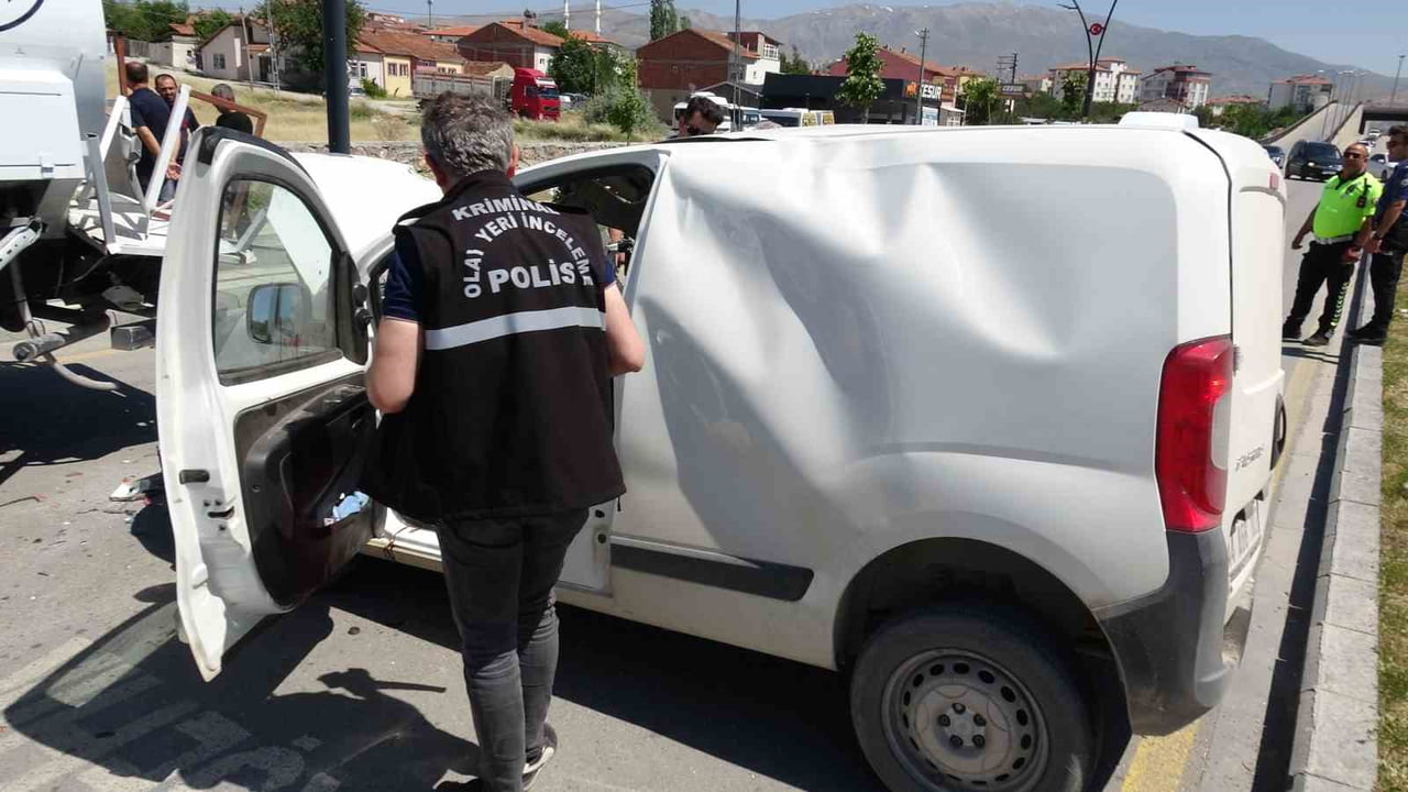MALATYA'DA SU TANKERİNE ÇARPAN ARACIN SÜRÜCÜSÜ AĞIR YARALANDI