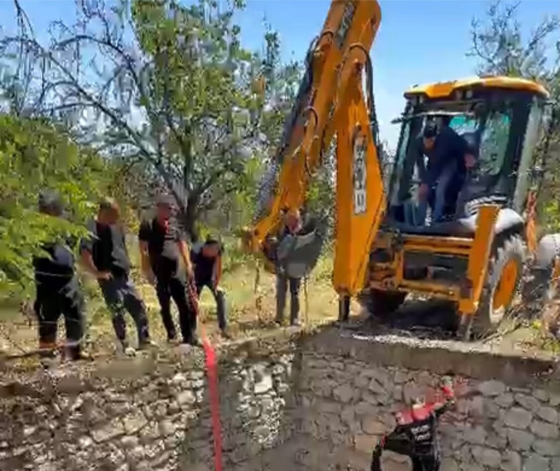 MALATYA'DA SULAMA HAVUZUNA DÜŞEN GEBE İNEK, İTFAİYE EKİPLERİNİN YAKLAŞIK 2 SAAT SÜREN ÇALIŞMASININ...