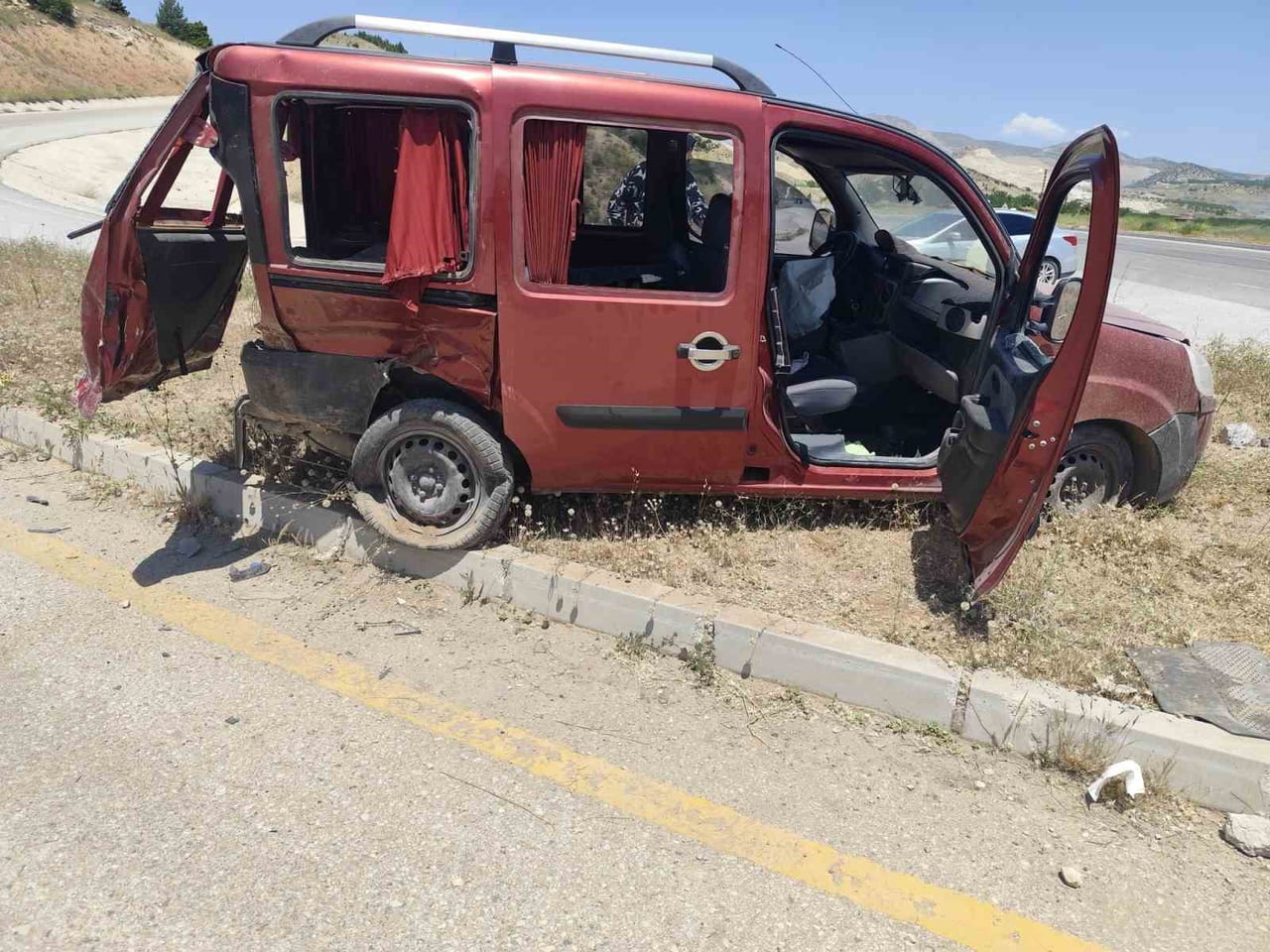 MALATYA'NIN HEKİMHAN İLÇESİNDE İKİ OTOMOBİLİN ÇARPIŞMASI SONUCU MEYDANA GELEN TRAFİK KAZASINDA 4...