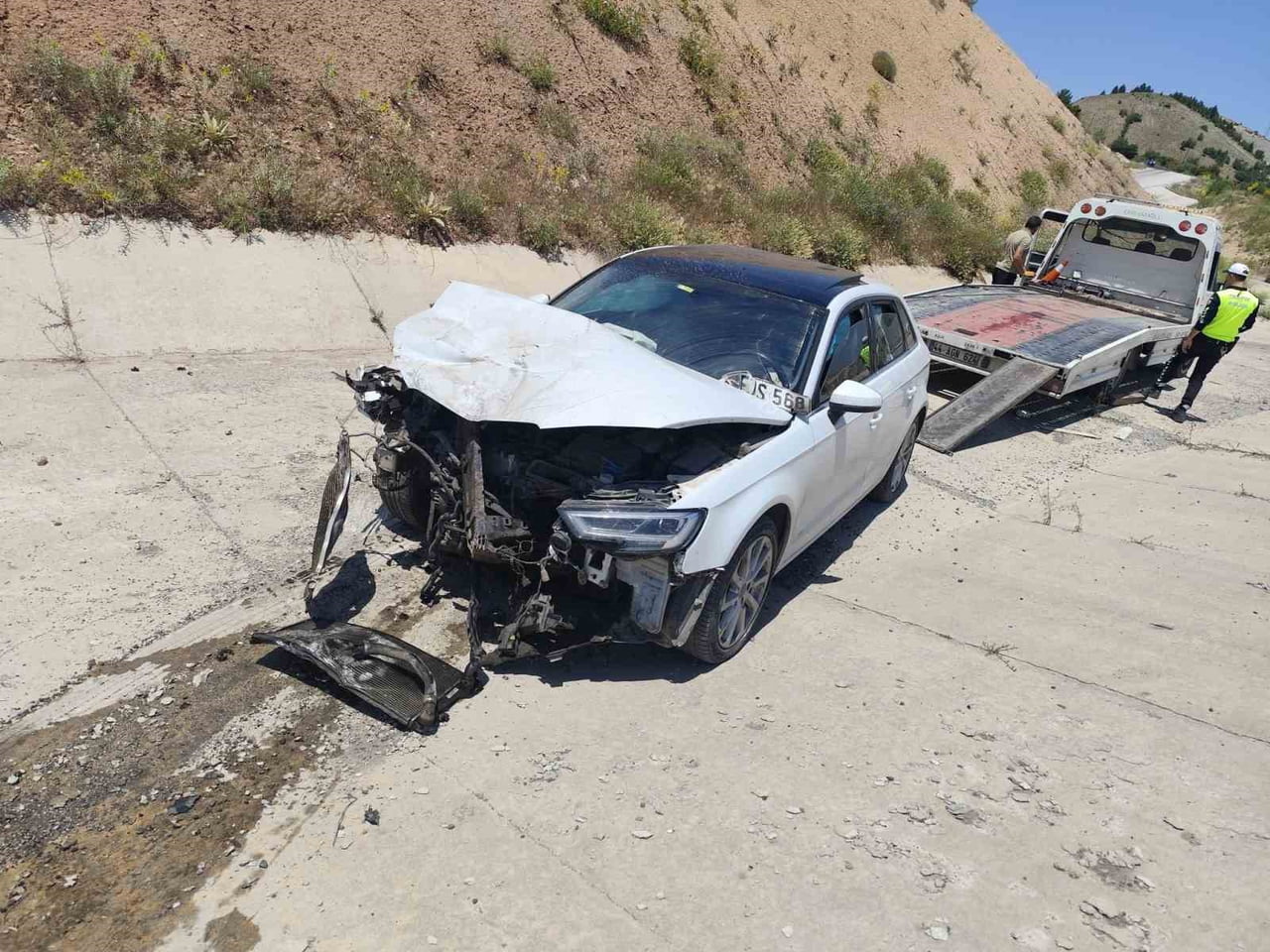 MALATYA'NIN HEKİMHAN İLÇESİNDE İKİ OTOMOBİLİN ÇARPIŞMASI SONUCU MEYDANA GELEN TRAFİK KAZASINDA 4...