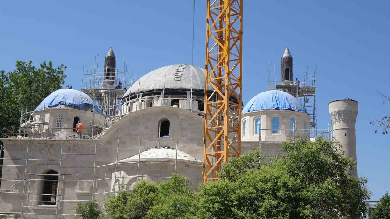 MALATYA'NIN SEMBOL YAPILARINDAN BİRİ OLAN VE 6 ŞUBAT DEPREMLERİNDE TAMAMEN YIKILAN TARİHİ YENİ...