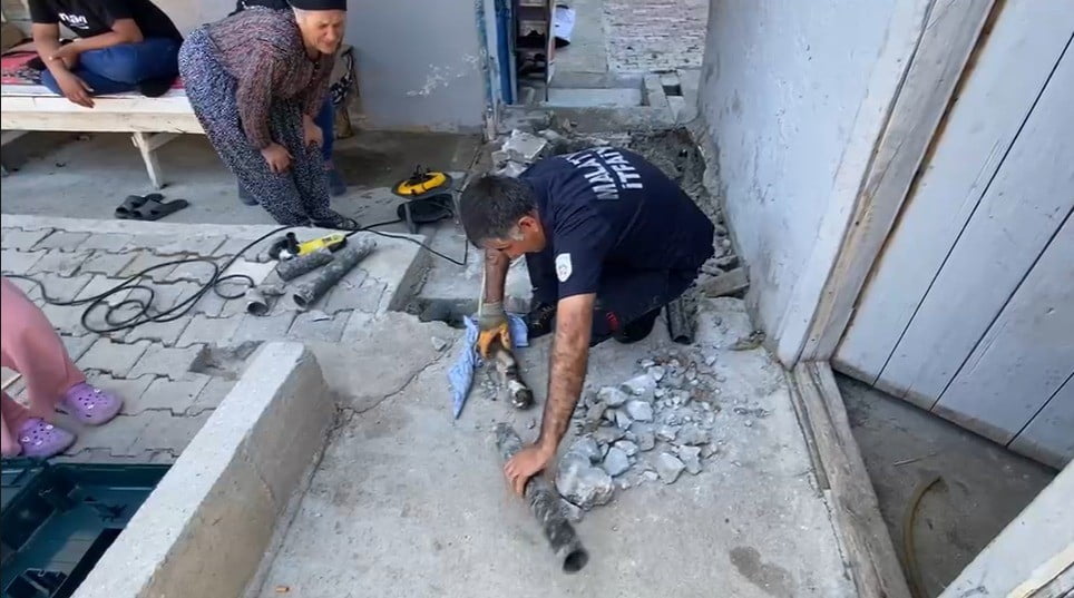 MALATYA'NIN YEŞİLYURT İLÇESİNDE BAHÇEDEKİ PLASTİK BORUYA SIKIŞAN YAVRU KEDİ, İTFAİYE EKİPLERİNİN...