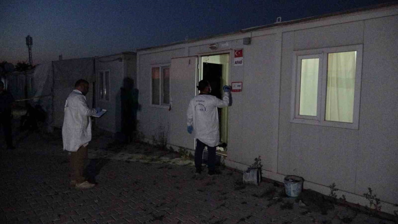 MALATYA'NIN YEŞİLYURT İLÇESİNDE BİR KİŞİ, YALNIZ YAŞADIĞI KONTEYNERDE ÖLÜ BULUNDU.