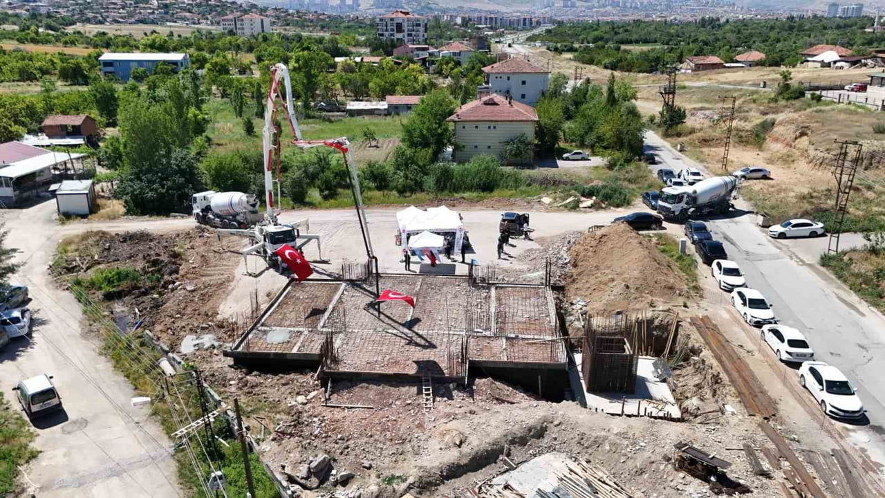 MALATYA BÜYÜKŞEHİR BELEDİYE BAŞKANI SAMİ ER, YEŞİLYURT İLÇESİNDE YAPIMI SÜREN MESCİD-İ AKSA...