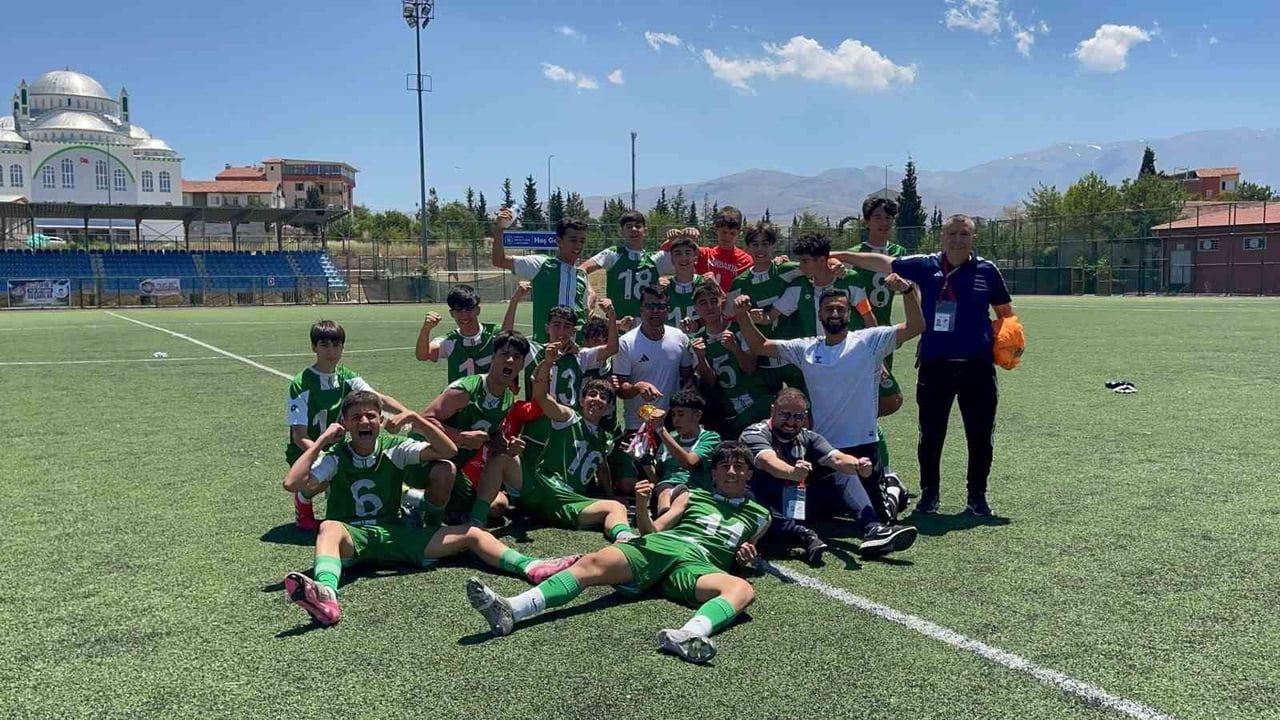 MALATYA’DA DÜZENLENEN U15 TÜRKİYE ŞAMPİYONASI İKİNCİ TUR MÜSABAKALARINDA RAKİPLERİNİ GERİDE...