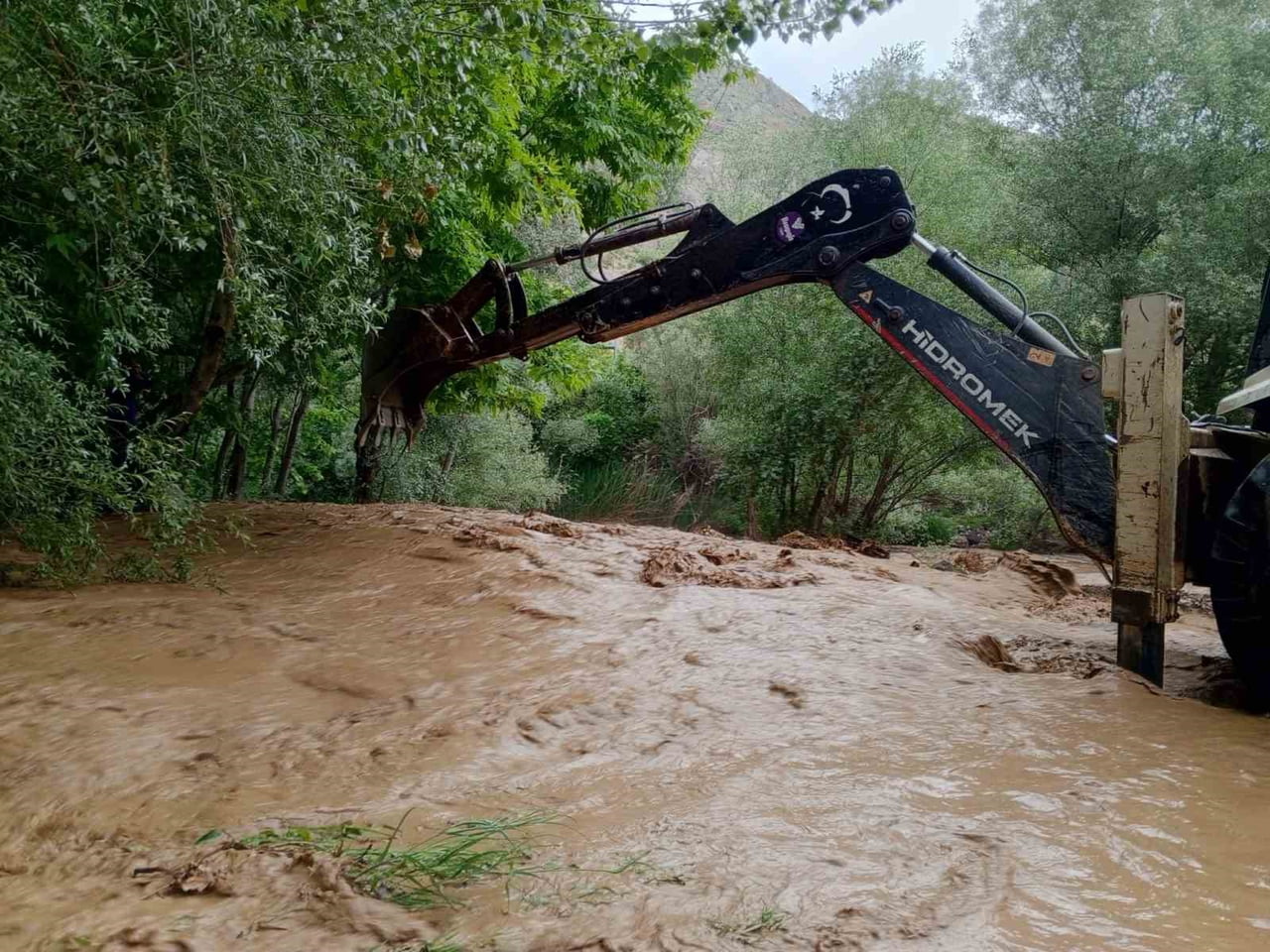 MALATYA’DA KOZLUK ÇAYI TAŞTI YÜRÜYÜŞ ROTALARI SU ALTINDA KALDI