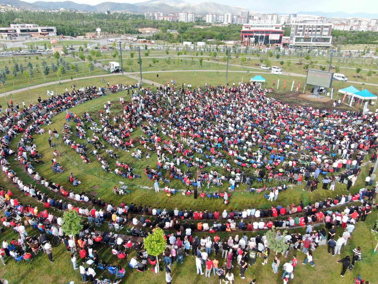 MALATYALILAR MİLLİ HEYECANI YÜZÜNCÜ YIL KENT PARKI'NDA YAŞADI