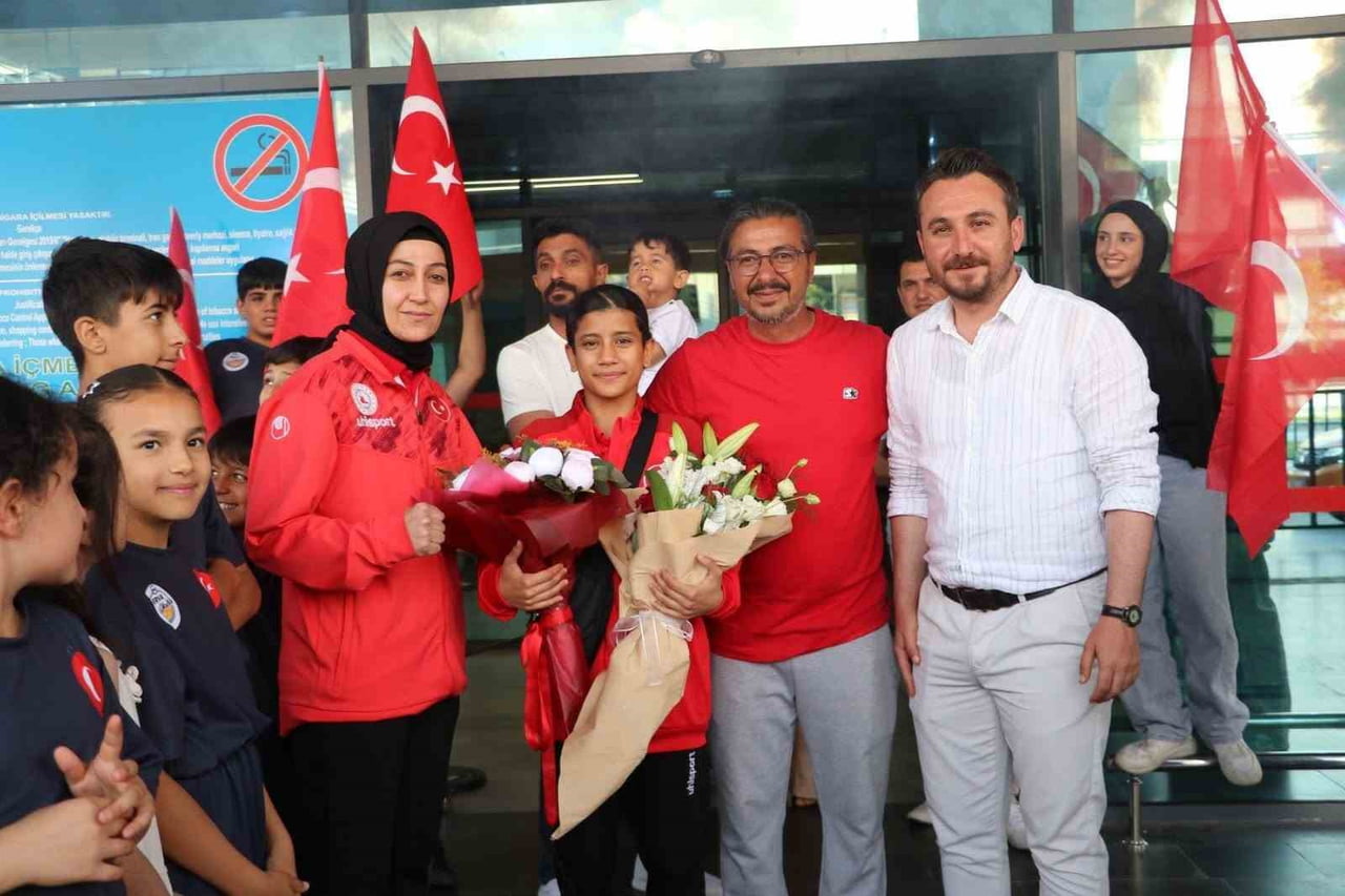 MALEZYA'NIN BAŞKENTİ KUALA LUMPUR’DA DÜZENLENEN MUAY THAİ DÜNYA ŞAMPİYONASI’NDA GENÇ BAYANLAR 45...