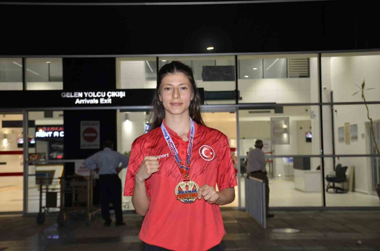 MALEZYA’DA DÜZENLENEN 2026 DÜNYA OKUL SPORLARI MUAYTHAİ ŞAMPİYONASI’NDA DÜNYA ŞAMPİYONU OLAN...