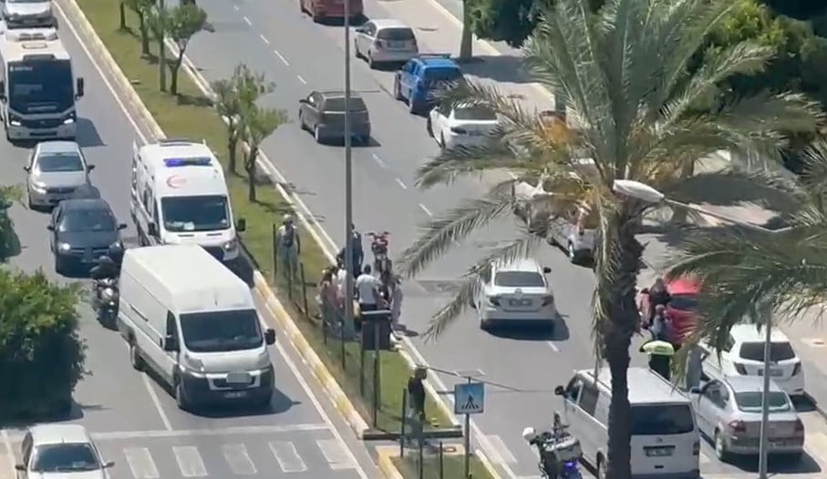 MANAVGAT ADLİYESİ ÖNÜNDE PARK ETMEK İÇİN YOLUN SAĞINA YANAŞAN OTOMOBİLE AYNI İSTİKAMETTE SEYİR...