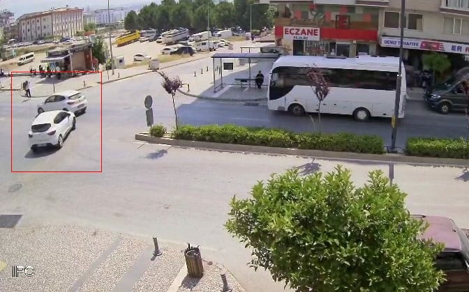 MANAVGAT İLÇESİNDE ARA SOKAKTAN CADDEYE ÇIKAN OTOMOBİL, YAYA GEÇİDİNDEN GEÇEN YAYALARA YOL VERMEK...
