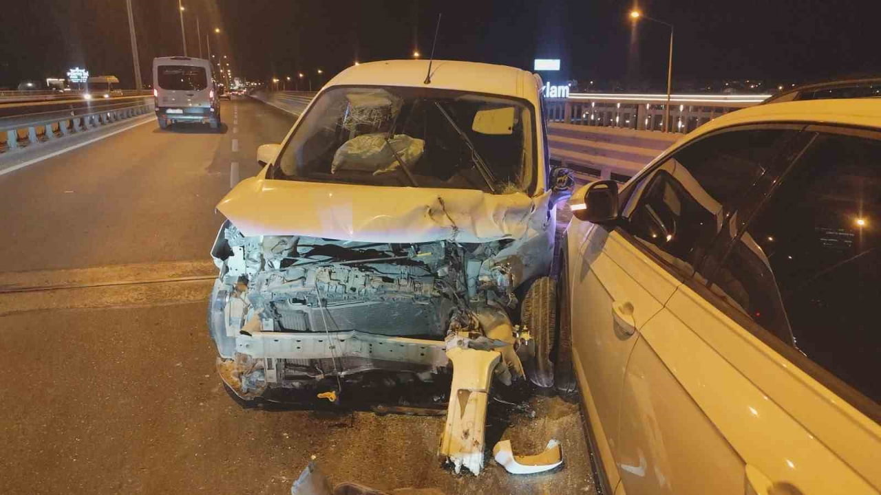 MANAVGAT İLÇESİNDE OTOMOBİLİN HAFİF TİCARİ ARACA ARKADAN ÇARPMASI SONUCU MEYDANA GELEN TRAFİK...