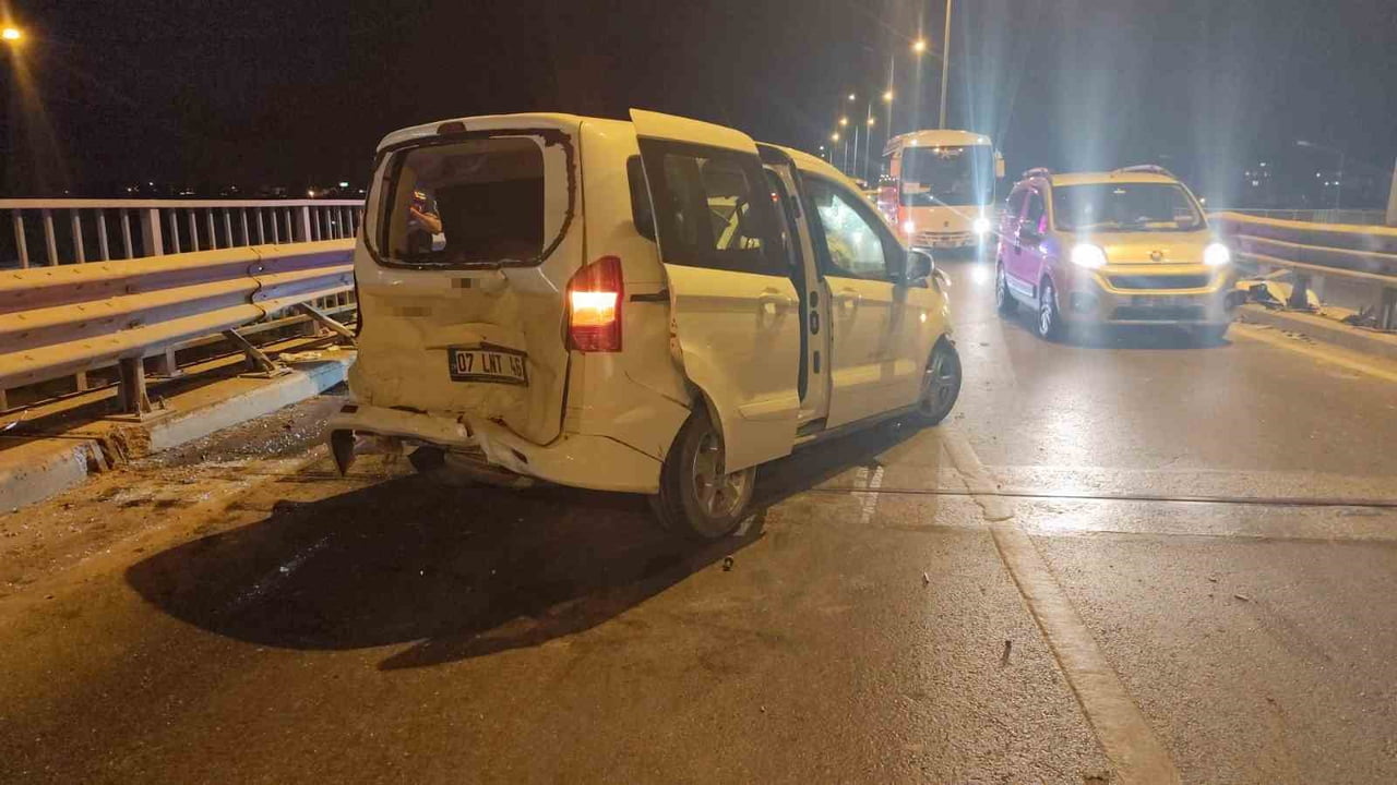 MANAVGAT İLÇESİNDE OTOMOBİLİN HAFİF TİCARİ ARACA ARKADAN ÇARPMASI SONUCU MEYDANA GELEN TRAFİK...