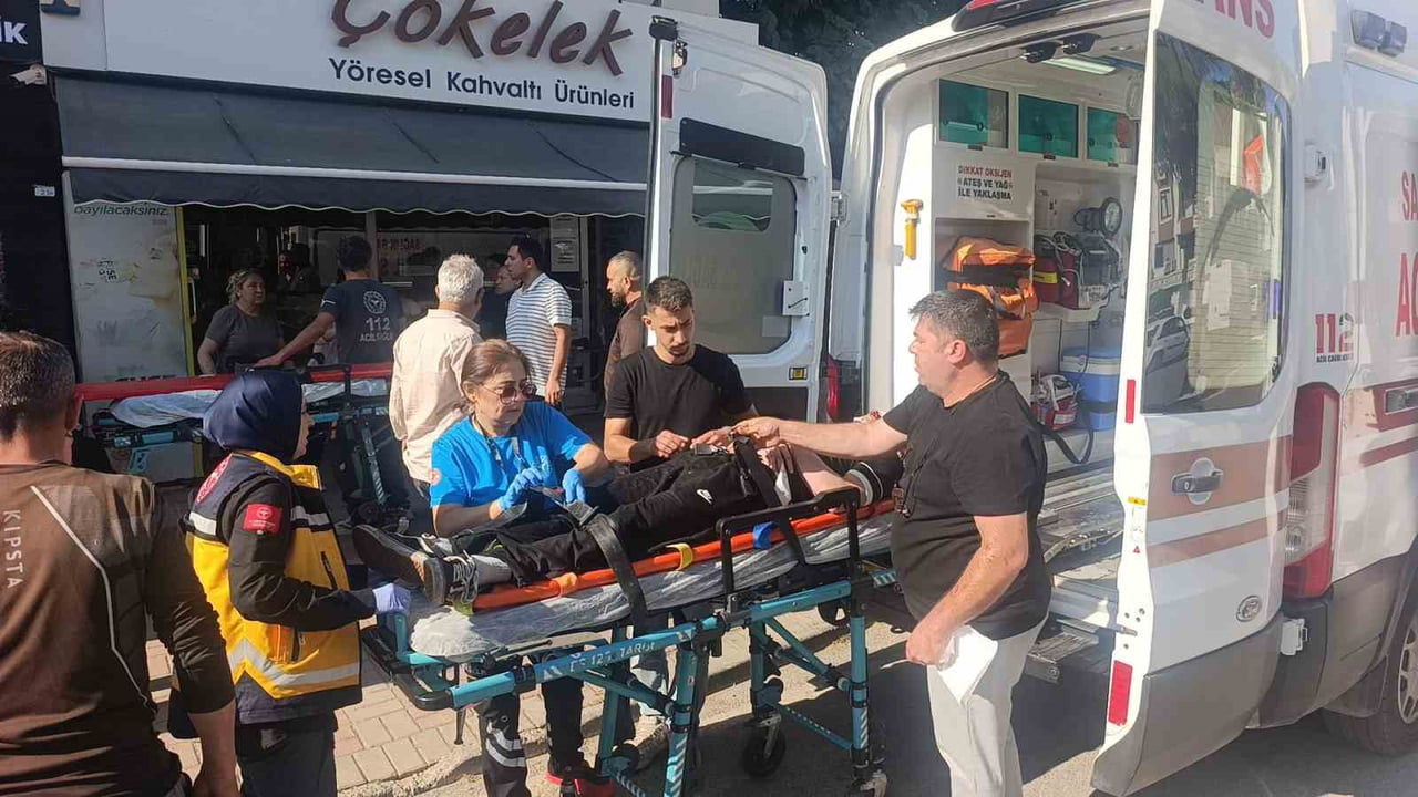 MANAVGAT İLÇESİNDE TOFAŞ MARKA OTOMOBİL, REFÜJDE BULUNAN PALMİYEYE ÇARPTI, 4 KİŞİ...
