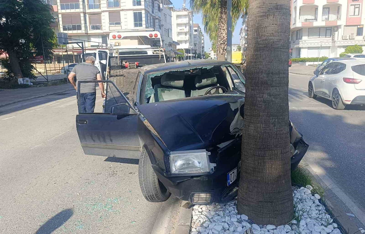 MANAVGAT İLÇESİNDE TOFAŞ MARKA OTOMOBİL, REFÜJDE BULUNAN PALMİYEYE ÇARPTI, 4 KİŞİ...