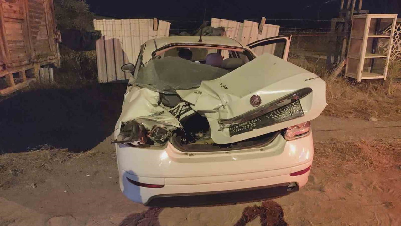 MANAVGAT İLÇESİNDE YOLDAN ÇIKAN OTOMOBİLİN PARK HALİNDEKİ KAMYONA ÇARPMASI SONUCU OTOMOBİL...