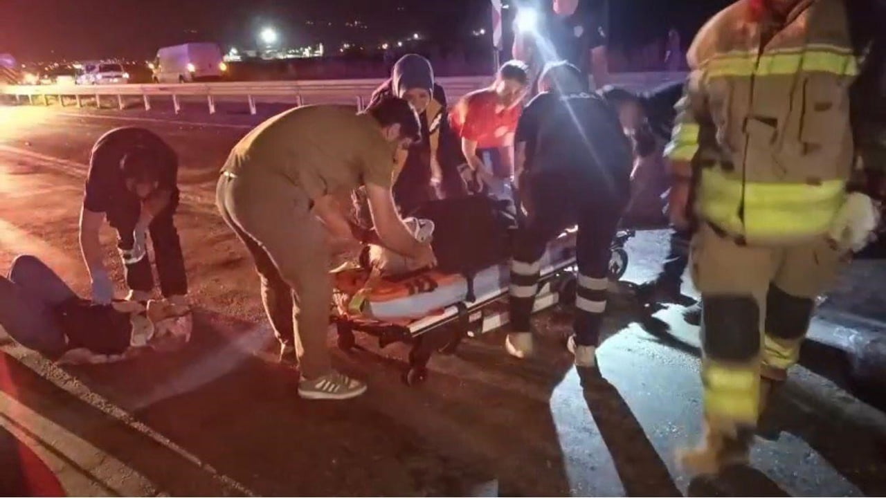 MANİSA'DA HAFİF TİCARİ ARACIN TRAKTÖRE ARKADAN ÇARPMASI SONUCU MEYDANA GELEN TRAFİK KAZASINDA 4...
