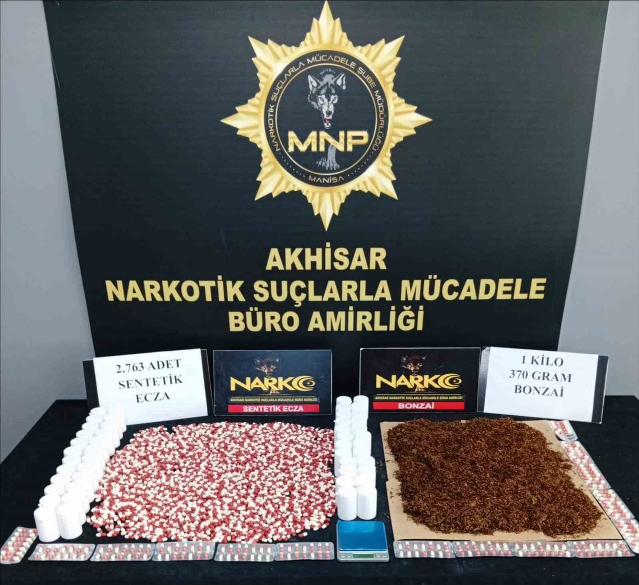 MANİSA'DA UYUŞTURUCU TİCARETİ YAPAN ŞAHISLARA YÖNELİK DÜZENLENEN OPERASYONDA GÖZALTINA ALINAN 24...