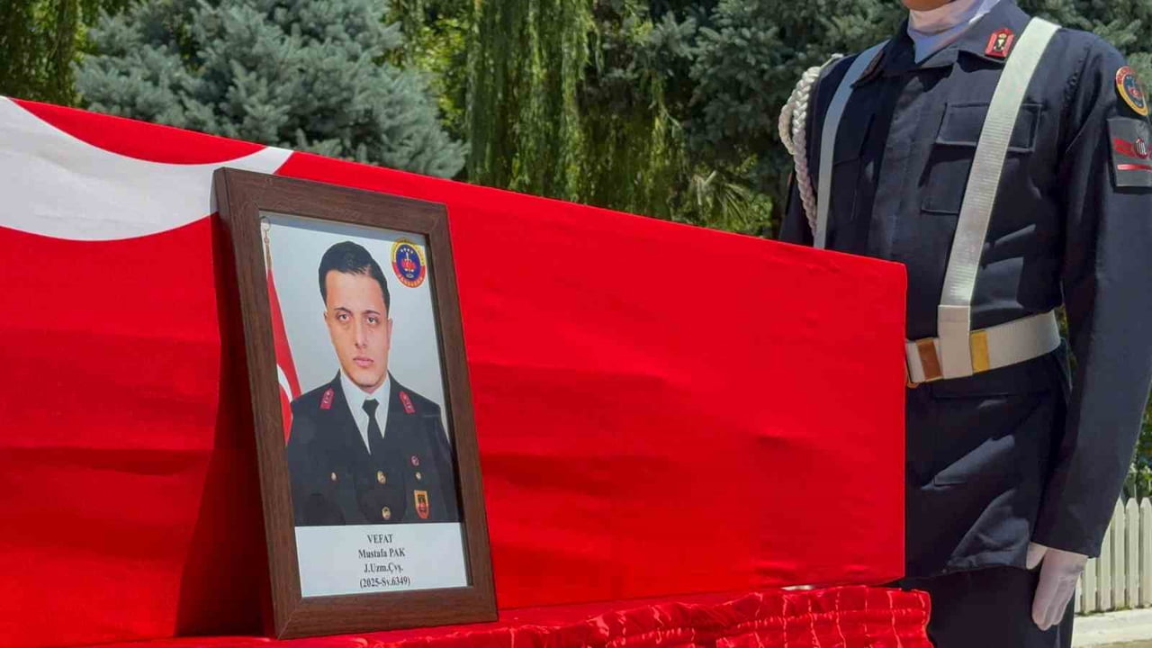 MANİSA'NIN ALAŞEHİR İLÇESİNDE NÖBET ÇIKIŞI TIRLA ÇARPIŞMASI SONUCU HAYATINI KAYBEDEN JANDARMA...