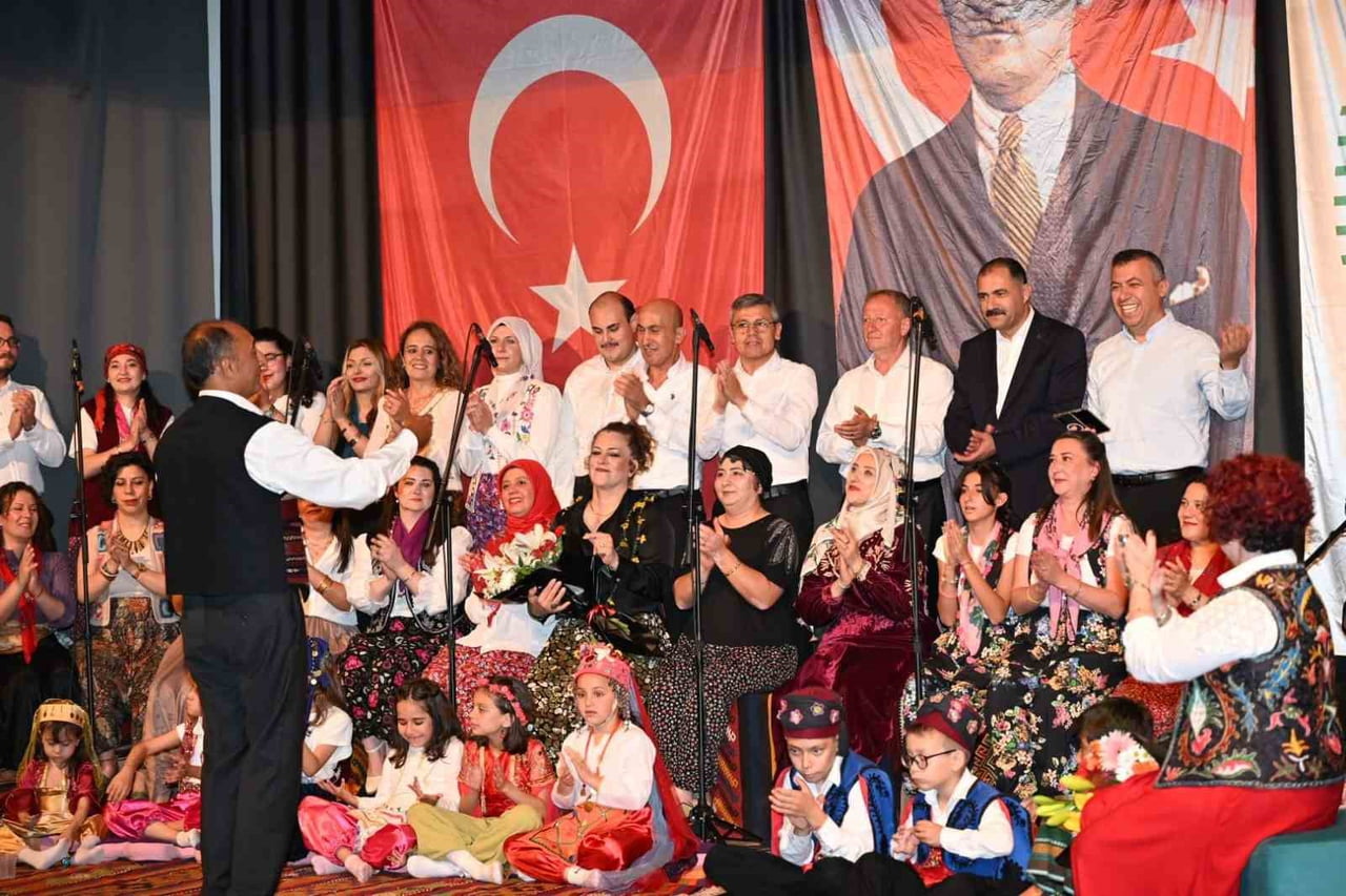 MANİSA'NIN DEMİRCİ İLÇESİNDE GERÇEKLEŞTİRİLEN TÜRK HALK MÜZİĞİ KOROSU KONSERİNDE KAYMAKAM FATİH...